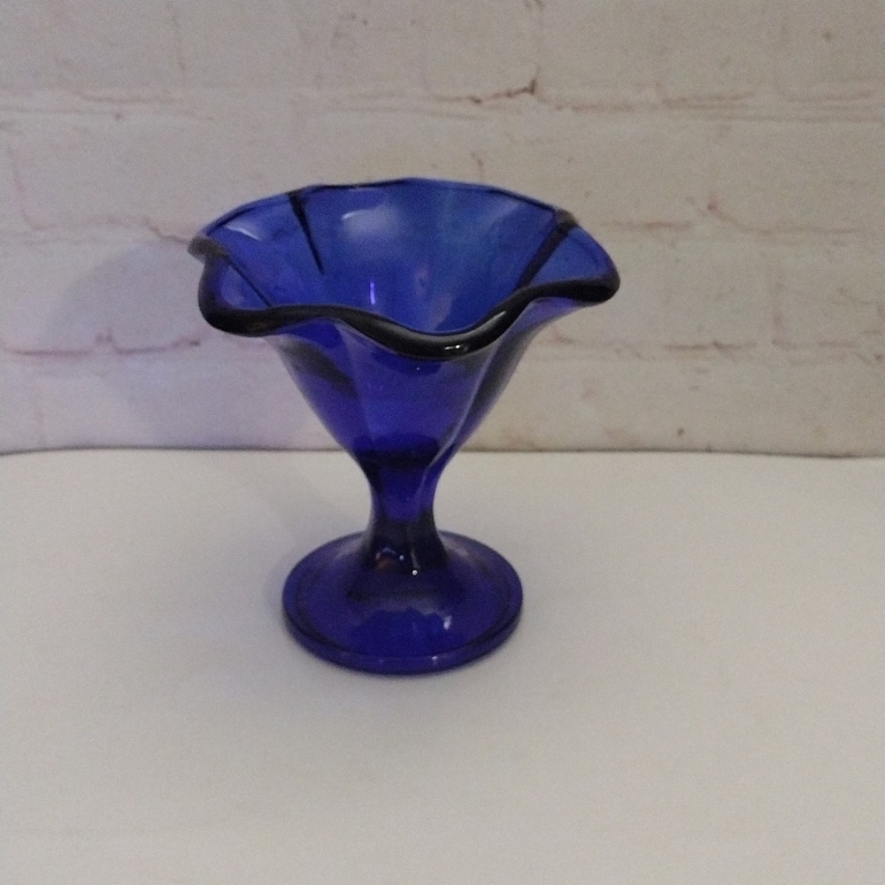 Vintage Italian Cobalt Blue Glass Tulip Cup - Picture 2 of 7